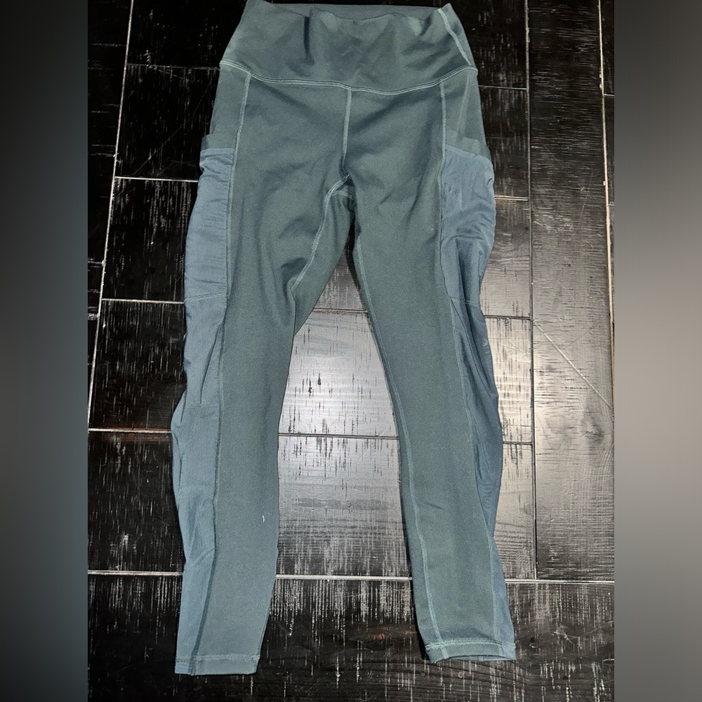 Forest green cropped leggings with mesh sides and pockets